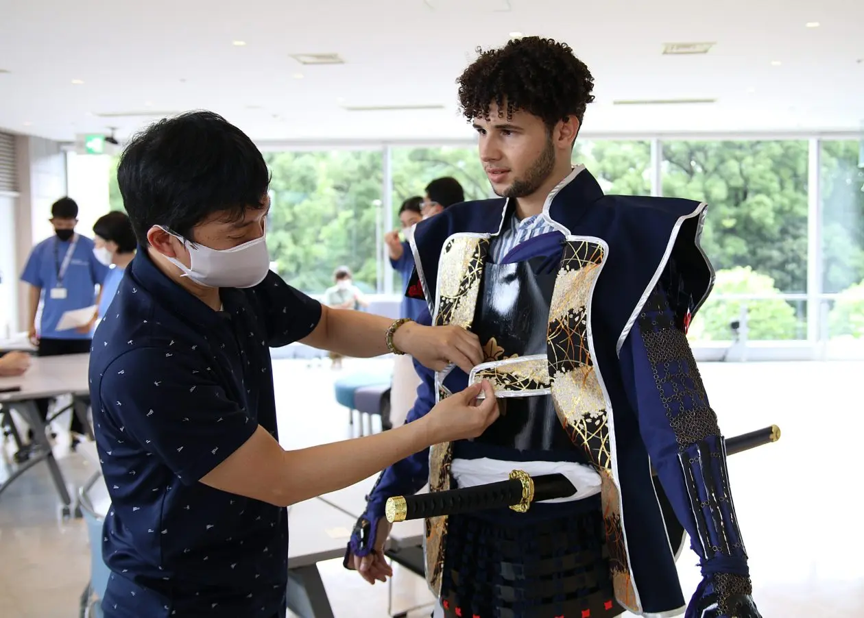 武楽衆スタッフが甲冑を着付けている様子