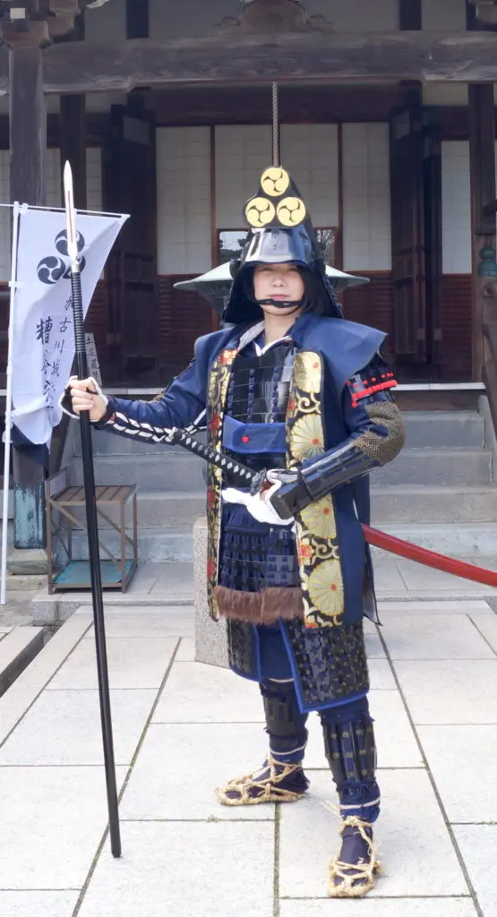 金属製甲冑と槍を身に着けた武者の着用例