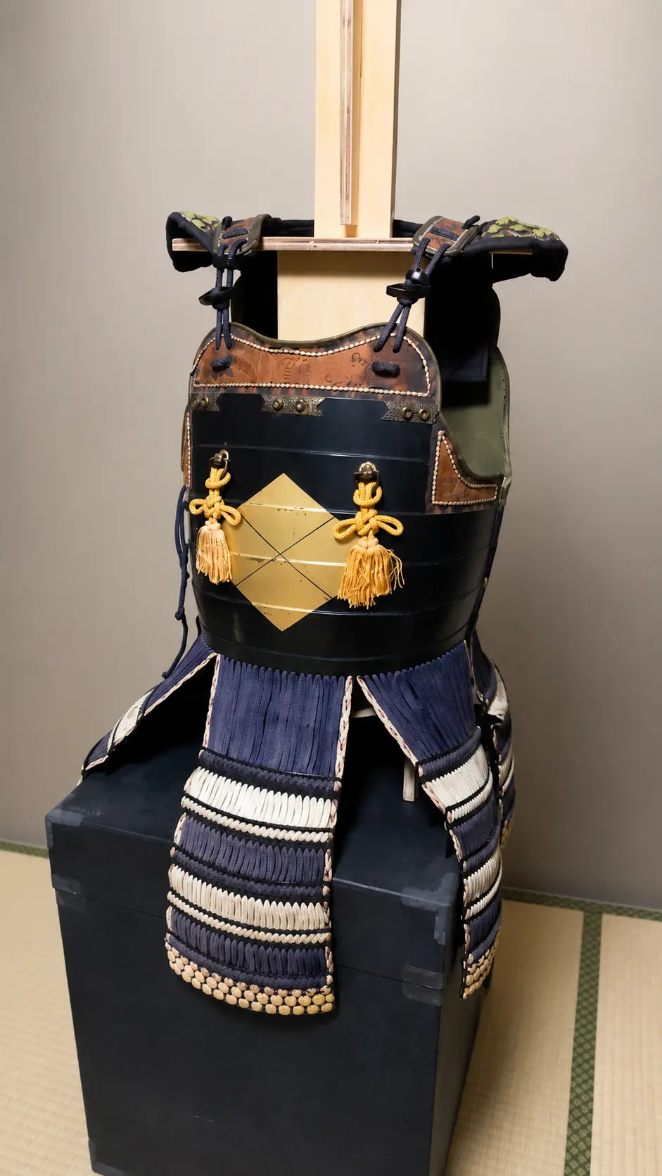 武田の家紋をあしらった黒い金属製の胴