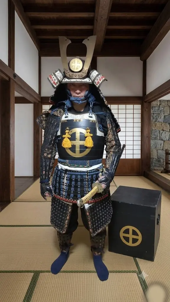 金属製甲冑を着用した成人男性の正面