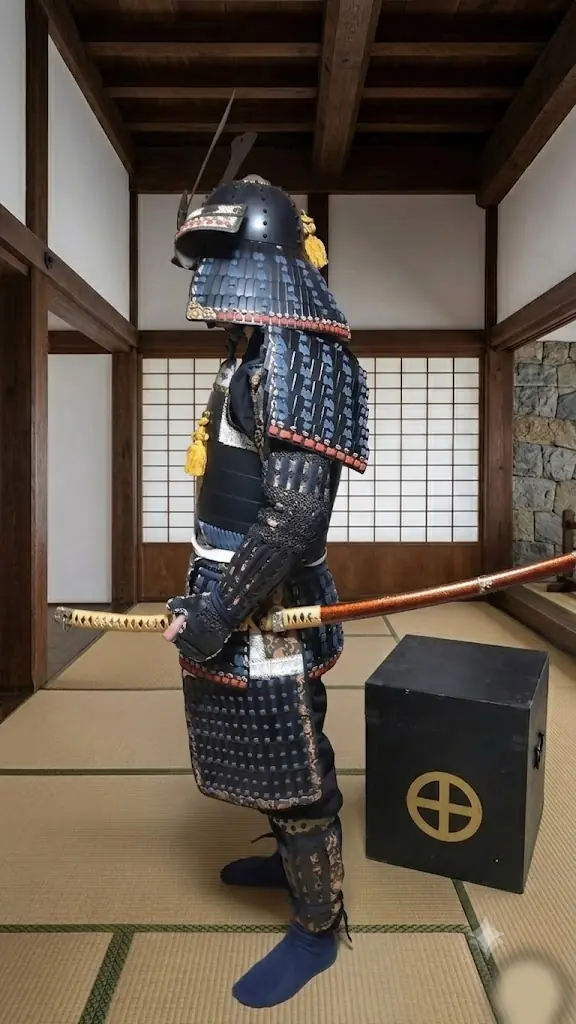 金属製甲冑を着用した成人男性の側面